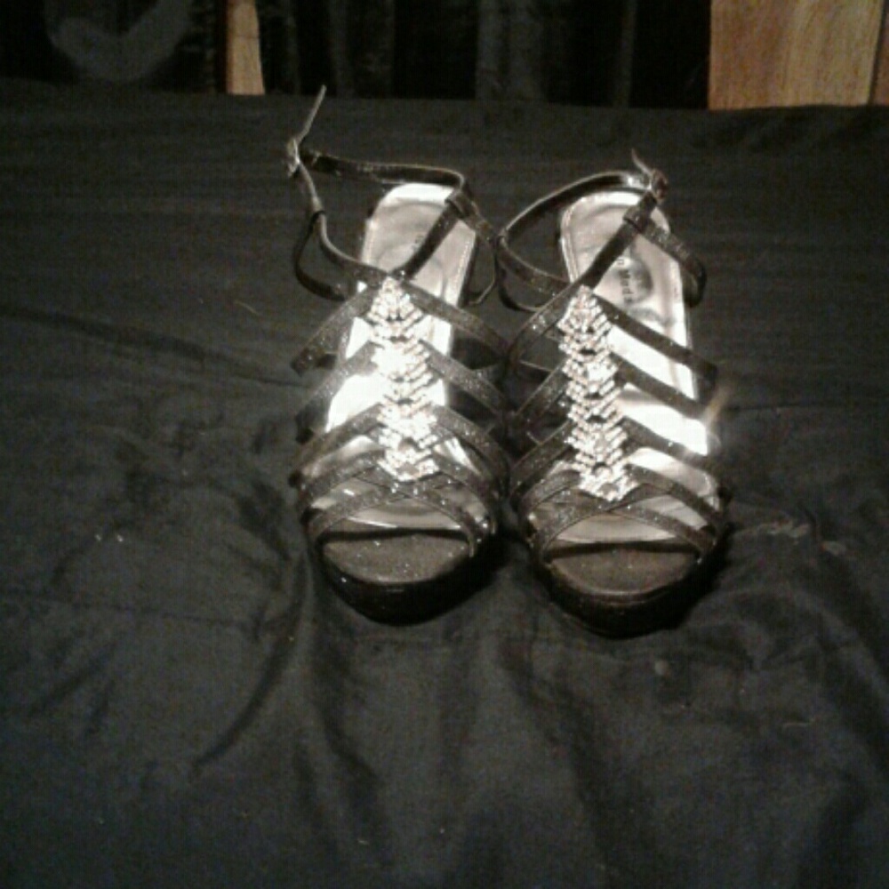 Black top moda heels